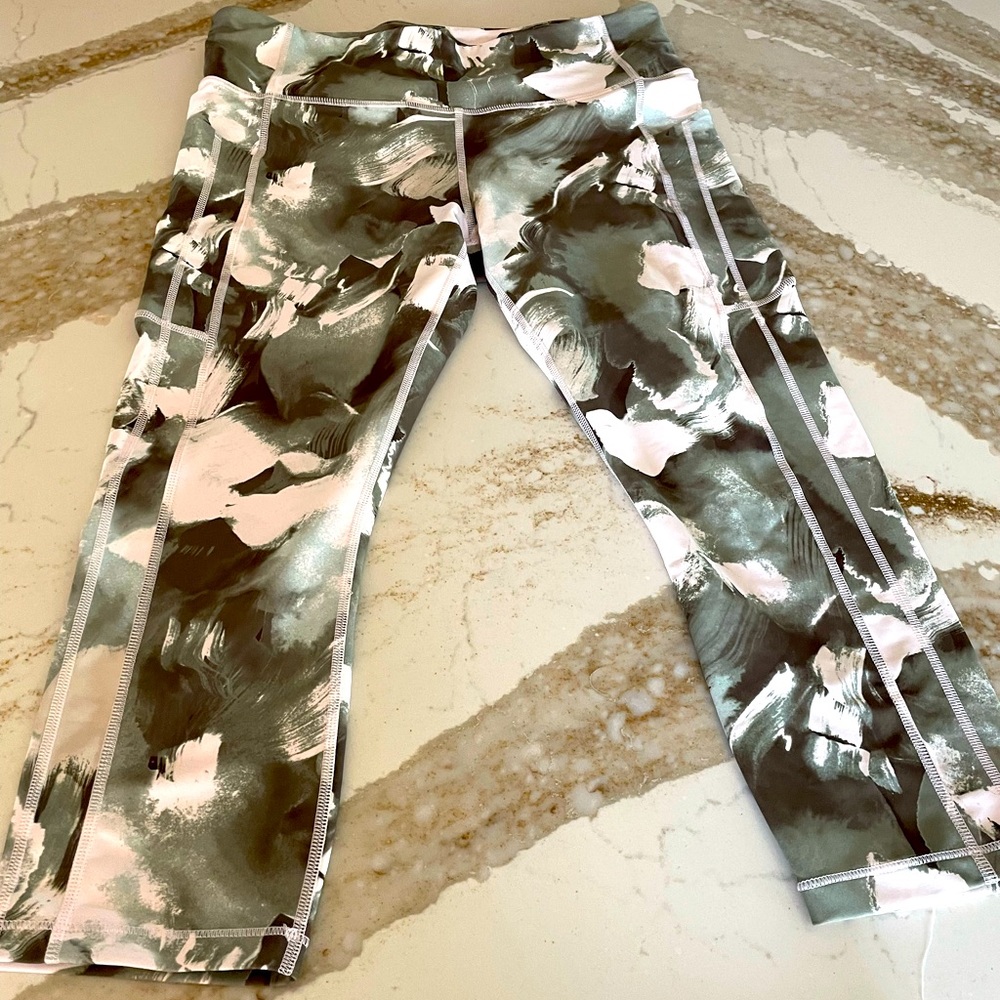 Athleta Ultimate Stash Capri. EUC Size L